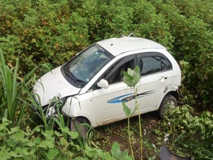 The speeding car overturned in a field when the driver lost control; Three seriously injured | चालकाचे नियंत्रण सुटून भरधाव कार विद्युत खांबास धडकून शेतात उलटली; तिघे गंभीर जखमी