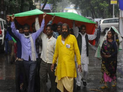 Rainy reeper, still on the Chaityabhoomi, Bhimasagar | पावसाची रिपरिप, तरीही चैत्यभूमीवर उसळला भीमसागर