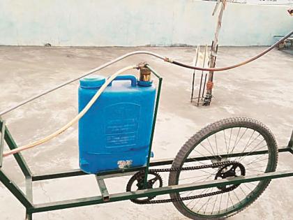 The 'modern spraying machine' made from waste material is worthwhile | टाकाऊ साहित्यातून बनविलेले ‘आधुनिक फवारणी यंत्र’ ठरतेय फायदेशीर