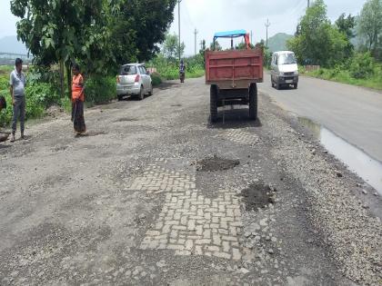 Bad condition of Chinchoti Mankoli road in Bhiwandi; Temporary repairs to the road by the PWD | भिवंडीतील चिंचोटी माणकोली रस्त्याची दुरावस्था; सार्वजनिक बांधकाम विभागाची रस्त्यावर तात्पुरती डागडुजी 