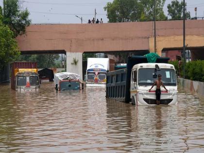 Rains wreak havoc in Delhi, Yamuna river water level rises due to floods | यमुनेचा दिल्लीला विळखा! जनजीवन ठप्प, मोठ्या प्रमाणावर हानी; हजारो लोकांना फटका