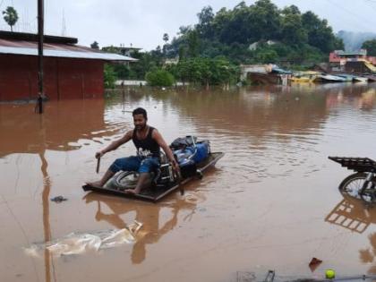 Rains in Gadchiroli district; Contact lost | गडचिरोली जिल्ह्यात पावसाचे थैमान; संपर्क तुटला