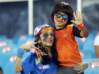 IPL 2019 : आयपीएलच्या सामन्यात चाहत्यांची धमाल पाहा IPL 2019 : आयपीएलच्या सामन्यात चाहत्यांची धमाल पाहा