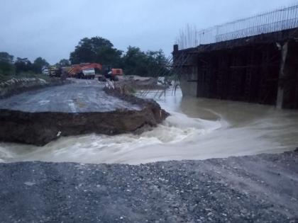 In Gondia district, the bridge was washed away due to rain | गोंदिया जिल्ह्यात पावसामुळे पूल गेला वाहून