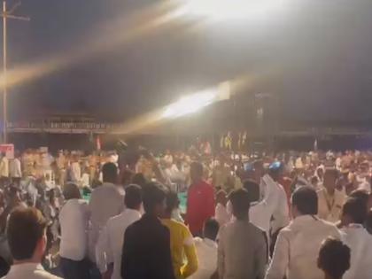 MNS worker protested Rahul Gandhi in Shegaon meeting | नेते पकडले पण शेगावच्या सभेतच राहुल गांधींना एकट्या मनसैनिकाने काळे झेंडे दाखवले