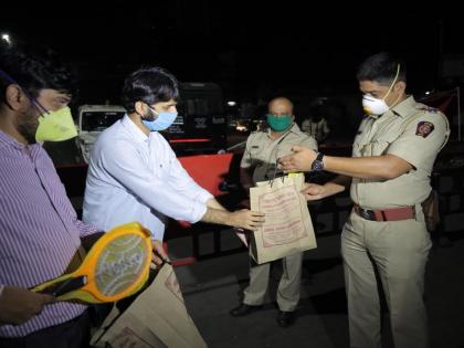 Anti-mosquito kit provided by MNS to police fighting corona in Thane hrb | ठाण्यात कोरोनाशी लढणार्‍या पोलिसांना मनसेने दिले मच्छरविरोधी कवच