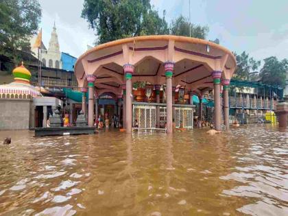 Dakshindwar ceremony concluded at 4 am in the Datta Mandir at Sri Kshetra Nrisimhwadi | श्री क्षेत्र नृसिंहवाडी येथील दत्त मंदिरात पहाटे दक्षिणद्वार सोहळा संपन्न; भाविकांची हजेरी