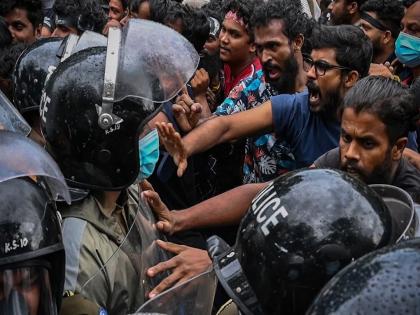 sri lanka police shoot protester dead 10 other wound financial crisis president accepts mistakes | Sri Lanka Crisis : श्रीलंकेत आंदोलकांवर पोलिसांचा गोळीबार; एकाचा मृत्यू, १० जण जखमी