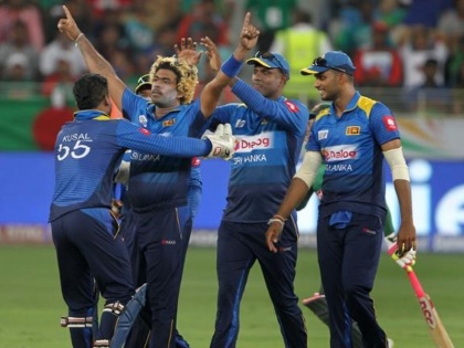 The Sri Lankan will tour England without signing a contract | करारावर स्वाक्षरी न करता इंग्लंड दौरा करणार लंकेचे खेळाडू