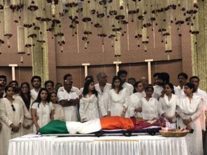 ... so as a tribute to Sridevi and police salute | ...म्हणून श्रीदेवी यांना तिरंग्याचा मान आणि पोलिसांची सलामी