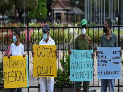 srilanka economic crisis people protest against gotabaya rajapaksa government 54 arrested | श्रीलंकेत सरकारविरोधात निदर्शने सुरूच; 54 जणांना अटक, 600 वकील त्यांच्या सुटकेसाठी पोहोचले कोर्टात