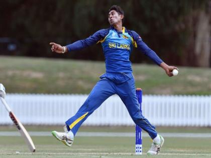 This srilankan cricketer can bowl with both arms | 'तो' घेतोय इंग्लंडच्या फलंदाजांची दोन्ही हाताने फिरकी