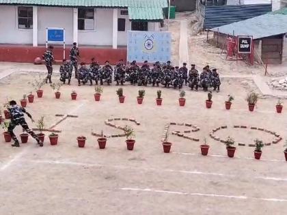 CRPF Drill Isro Chandrayan 3 Video: CRPF jawans do short drill for ISRO success; senior officers was upset of srinagar HQ | इस्रोच्या यशासाठी सीआरपीएफ जवानांनी छोटी ड्रील काय केली; मोठे साहेब नाराज झाले