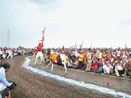 Pandharpur Wari: The palkhi of Sant Dnyaneshwar Maharaj and Tukaram Maharaj reached Solapur district | आता नाचत पंढरी जाऊ रे खेळीया; पुरंदावडे येथे माऊलींच्या पालखीचे रिंगण