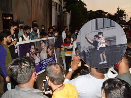 PHOTOS : ‘मन्नत’ बाहेर हजारोंची गर्दी, मध्यरात्री असा साजरा झाला ‘किंगखान’ शाहरुखचा वाढदिवस...!