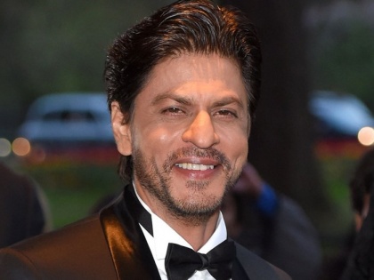 shahrukh khan asks critics to move over the star system | शाहरूख खान समीक्षकांवर घसरला, म्हणे, चित्रपट आहे; हॉटेल नाही!!