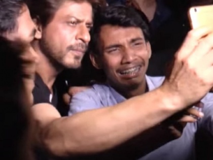 OMG When Shah Rukh Khan’s crazy fan CRYING to take selfie with Him | अरे देवा,शाहरुख खानला पाहून ढसाढसा रडला चाहता, पण का?