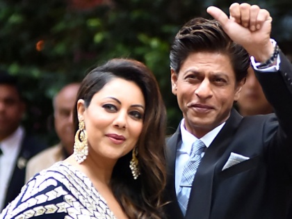 shahrukh khan walks holding wife gauri khan dress at an event video viral | Video : नवरा असावा तर असा...! गौरीचा ड्रेस सावरताना दिसला किंग शाहरूख खान