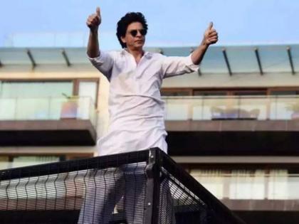 Shahrukh khan eid wishes to fans outside mannat watch video | Eid 2023: शाहरुख खानने चाहत्यांना दिली ईदी, मन्नतमधून बाहेर येऊन किंगखानने दिल्या शुभेच्छा