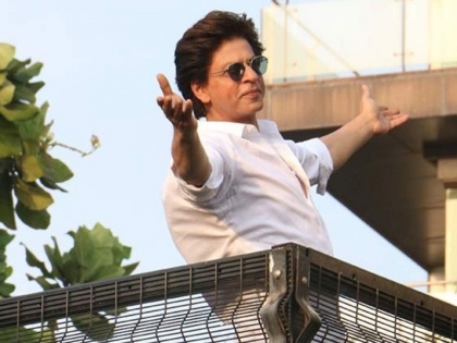 Shah Rukh Khan starts work in lockdown, shooting from home, video goes viral | लॉकडाऊनमध्ये शाहरूखने केली कामाला सुरूवात, घरातूनच करतोय शूटिंग, व्हिडीओ व्हायरल