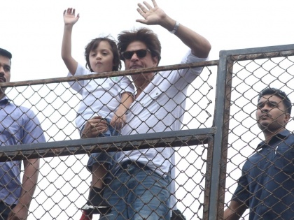 Shah Rukh Khan and AbRam wave to fans gathered outside Mannat | #EidMubarak: शाहरूख खान व चिमुकल्या अबरामने अशा दिल्या ईदच्या शुभेच्छा!