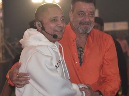 Sukhwinder Singh gives Sanjay Dutt 'Jadu Ki Zhappi' | सुखविंदर सिंहने दिली संजय दत्तला 'जादू की झप्‍पी'