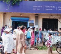 Crowds of homeless people flock to banks for survival certificates | हयात प्रमाणपत्रासाठी निराधारांची कोरोनाकाळात बँकांसमोर होतेय गर्दी