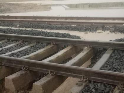 Ballast under track washed away near Murtijapur, several Central Railway trains affected | मुर्तीजापूरजवळ रुळाखालील गिट्टी वाहून गेली, मध्य रेल्वेच्या अनेक गाड्या प्रभावित