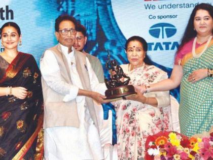 'This moment for me...' Asha Bhosle got emotional after accepting the 'Lata Dinanath Mangeshkar Award', said- Didi's hands.. | 'हा क्षण माझ्यासाठी...' 'लता दीनानाथ मंगेशकर पुरस्कार' स्वीकारल्यानंतर आशा भोसले झाल्या भावुक, म्हणाल्या-दीदींच्या हस्ते..