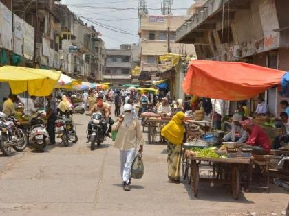 People throw stones at the Corporation's squad in the vegetable market | जनता भाजी बाजारात मनपाच्या पथकावर दगडफेक