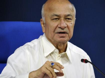 Sushilkumar Shinde has started work on changing the incident | घटना बदलण्याचे काम सरकारकडून सुरू - सुशीलकुमार शिंदे