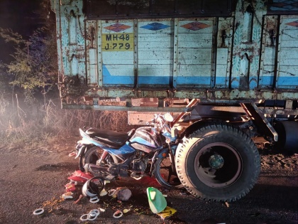 Hit a truck parked on the road by a two-wheeler; 2 died on the spot | रस्त्यात उभ्या असलेल्या ट्रकला दुचाकीची धडक; दोघांचा जागीच मृत्यू