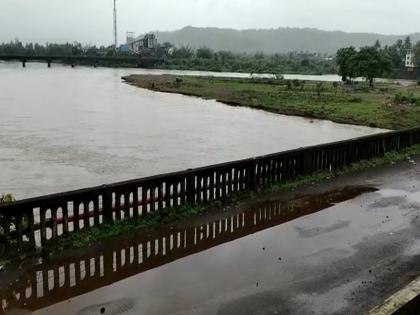 Rainfall in Ratnagiri district is less; Decrease in water level of all rivers | रत्नागिरीत पावसानं घेतली उसंत; सर्वच नद्यांच्या पाणी पातळीत घट 