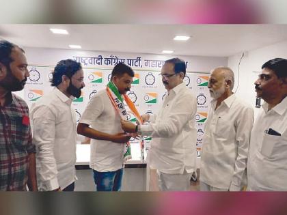 Samudrapur taluka Congress president Ashok Dagwar joins NCP | हिंगणघाट क्षेत्रात काँग्रेसला धक्का, समुद्रपूर तालुका अध्यक्ष अशोक डगवार यांचा राष्ट्रवादीत प्रवेश