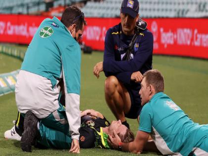 Steve Smith collapsed in an attempt to catch on the boundary | सीमारेषेवर झेल घेण्याच्या प्रयत्नांत स्टीव्ह स्मिथ कोसळला