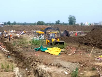 The administration again drove the bulldozer on the encroached Ektanagar slum of gadchiroli | अतिक्रमित एकतानगर झोपडपट्टीवर प्रशासनाने पुन्हा चालविला बुलडोजर; अनेक झोपड्या उद्ध्वस्त