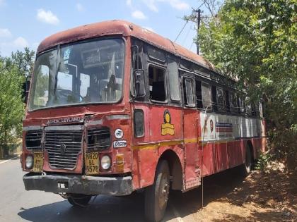 ST bus dies on steep climb at Saptashringi Fort; Damage to two vehicles due to failure of brakes | सप्तश्रृंगी गडावरील तीव्र चढावर एसटी बसने तोडला दम; ब्रेक न लागल्याने दोन वाहनांचे नुकसान