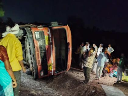 ST bus overturns near Jalka Bhadang in Buldhana; Series of minor accidents continues throughout the day | बुलढाण्यात जळका भडंग नजिक एसटी बस उलटली; दिवसभरात किरकोळ अपघातांची मालिका सुरूच ST bus overturns near Jalka Bhadang in Buldhana; Series of minor accidents continues throughout the day | बुलढाण्यात जळका भडंग नजिक एसटी बस उलटली; दिवसभरात किरकोळ अपघातांची मालिका सुरूच