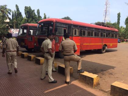 Kolhapur: Joint ST Conflicts between the Labor Action Organision and the confusion in the recruitment process for the recruitment process | कोल्हापूर : संयुक्त एस.टी. कामगार कृती संघटनेच्यावतीने निदर्शने, नोकर भरती प्रक्रियेतील परीक्षेमध्ये गोंधळ