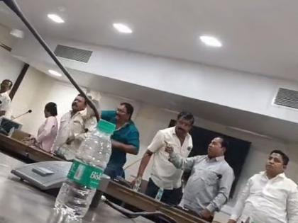 एसटी बँकेच्या दोन्ही गटांविराेधात गुन्हा ; हाणामारी घटनेचा नागपाडा पोलिसांकडून तपास सुरू - Marathi News | Crime against both groups of ST Bank; Nagpada police begins investigation into the clash incident | Latest maharashtra News at Lokmat.com एसटी बँकेच्या दोन्ही गटांविराेधात गुन्हा ; हाणामारी घटनेचा नागपाडा पोलिसांकडून तपास सुरू - Marathi News | Crime against both groups of ST Bank; Nagpada police begins investigation into the clash incident | Latest maharashtra News at Lokmat.com