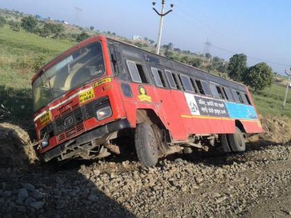 ST bus descends and stolen crops | एसटी बस उलटली अन् चोरी फसली