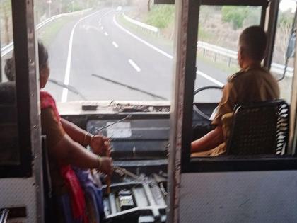 ST Bus: Steering in the hands of the driver, accelerator in the hands of the female conductor, the support of the ST employees, and the bus ran safely for forty kilometers. | ST Bus: ड्रायव्हरच्या हाती स्टेअरिंग, ॲक्सिलेटर महिला कंडक्टरकडे, एसटी कर्मचाऱ्यांचा जुगाड, अन् चाळीस किलोमीटर सुरक्षित धावली बस