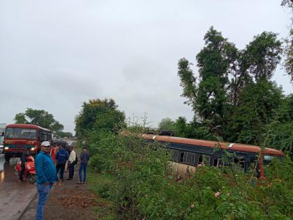 ST'S STEERING FAILURE; Leaving the road in the ditch, the driver managed to control the incident, 80 passengers were safe | एसटीचे स्टेरिंग फेल; रस्ता सोडून खड्ड्यात, प्रसंगावधान चालकाचे कसेबसे नियंत्रण, ८० प्रवासी सुखरूप