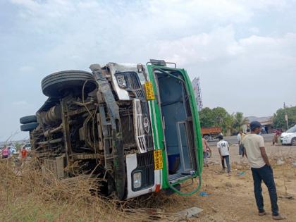 ST overturns trying to save bike rider One death incident in Purandar | दुचाकी चालकाला वाचविण्याच्या प्रयत्नात एसटी पलटी; एकाचा मृत्यू, पुरंदरमधील घटना