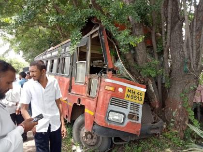 Fatal ST accident near Yavat in Pune 30 people injured | Pune Accident: पुण्यातील यवतजवळ एसटीचा भीषण अपघात; बसचा चेंदामेंदा, ३० जण जखमी