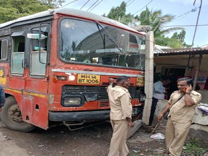 Bus hits house after steering rod breaks in Kupwad Sangli | Sangli: स्टेअरिंगचे रॉड तुटल्याने बस धडकली घराला, विजेचा खांबही तुटला; सुदैवाने अनर्थ टळला