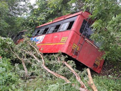 The driver lost control and the bus plunged into a valley, injuring 40 passengers including 25 students | चालकाचे नियंत्रण सुटल्याने बस दरीत काेसळली, २५ विद्यार्थ्यांसह ४० प्रवाशी जखमी