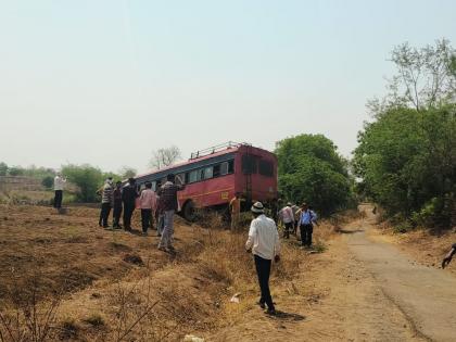 st bus entered the field fortunately no lives were lost | एसटी बस शेतात घुसली; सुदैवाने जीवितहानी टळली