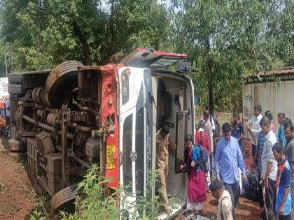 ST bus overturns near Dajipur sanctuary radhanagari, five passengers injured | Kolhapur: दाजीपूर अभयारण्यानजीक एसटी बस उलटली, पाच प्रवाशी जखमी