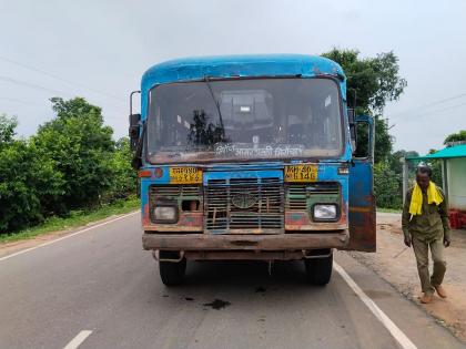 The students panicked due to the smoke coming out of the running bus, the accident was avoided by the alertness of the driver | धावत्या बसमधून धूर निघाल्याने विद्यार्थ्यांची उडाली घाबरगुंडी, चालकाच्या सतर्कतेने टळला अपघात